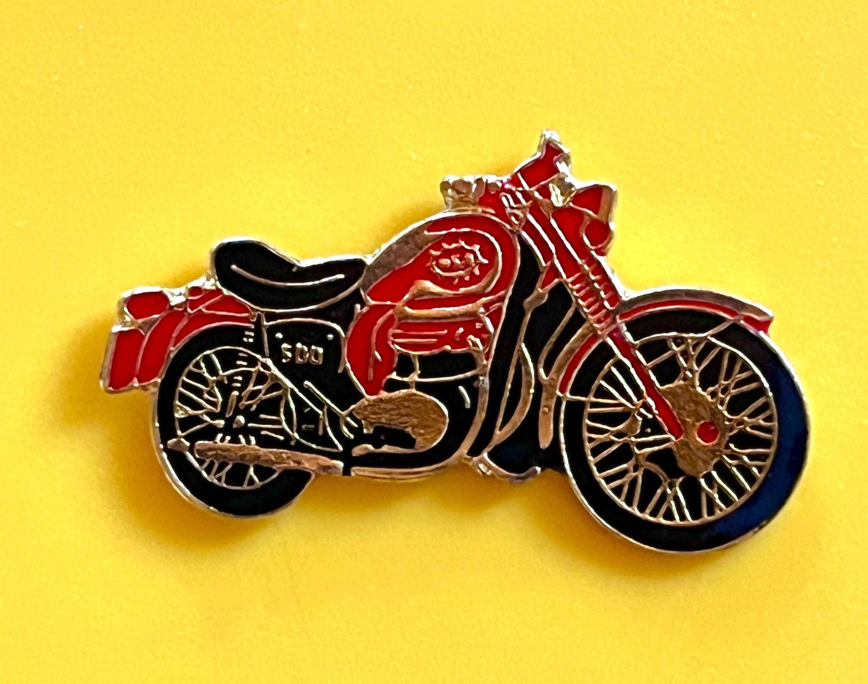 Placchette & Badge: Pin - moto/🏍️ – Usato da Renan BE venduto da johncactus