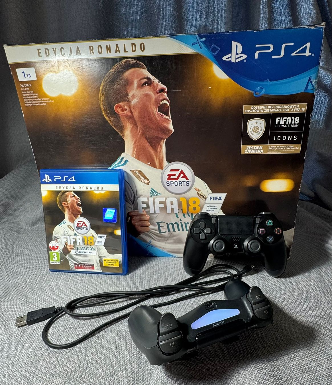 Sony Console: PS4 inkl. 2 Original-Controller, FIFA-Bundle – Usato da Altstätten SG venduto da Astronomical