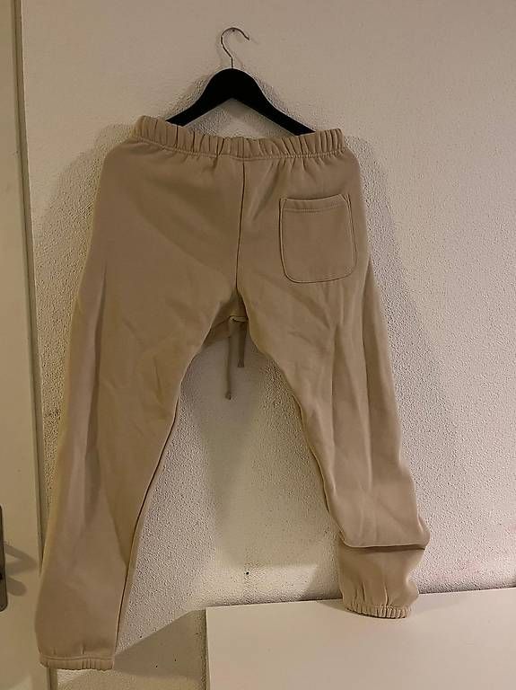 Hosen: Essentials Trainerhose beige – Gebraucht aus Kriens von seeungeheuer67 1