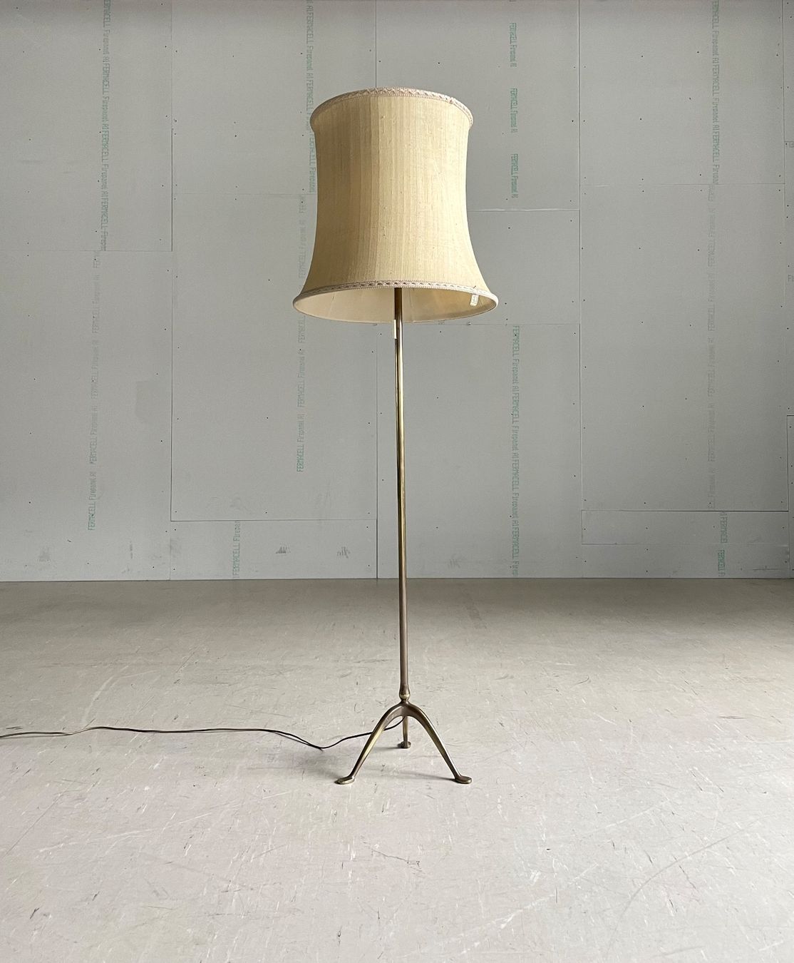 Lampade: Mid Century Ständerlampe aus Messing – Usato da Bern venduto da Modern-Era 1