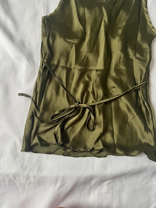 Top: Tailliertes Top in Khaki – Nuovo (secondo la descrizione) da Bözberg venduto da Regula-Meier 3