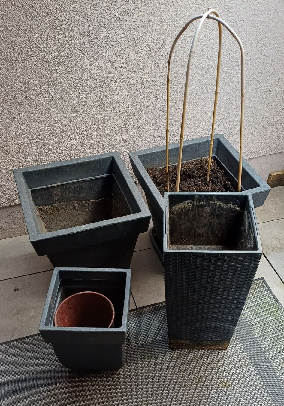 Vasi per fiori: 4 Stück Blumentöpfe Kunststoff, leicht, grau/ Anthrazit  – Usato da Pfeffikon LU venduto da SY-YoLo