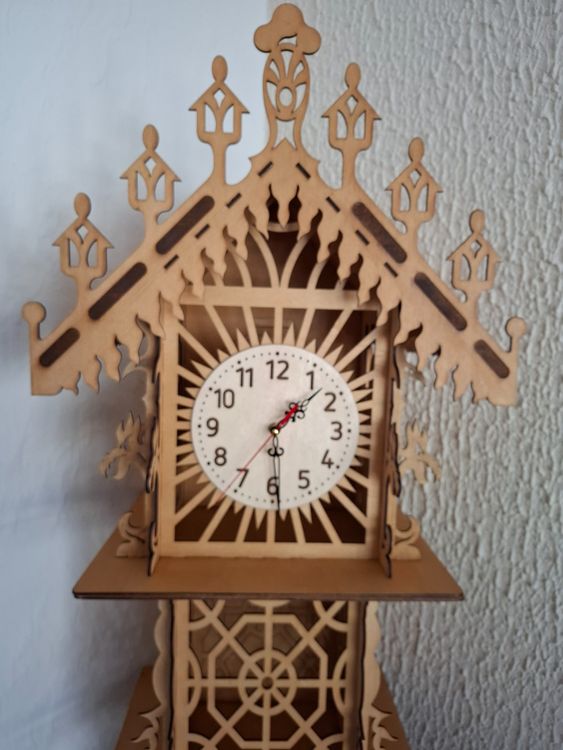 Dekorative Standuhr aus Holz 3