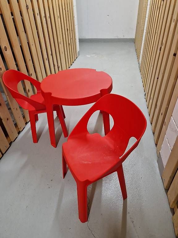 Tavoli: Kindertisch mit zwei Stühlen – Usato da Flawil venduto da Yentirb 1