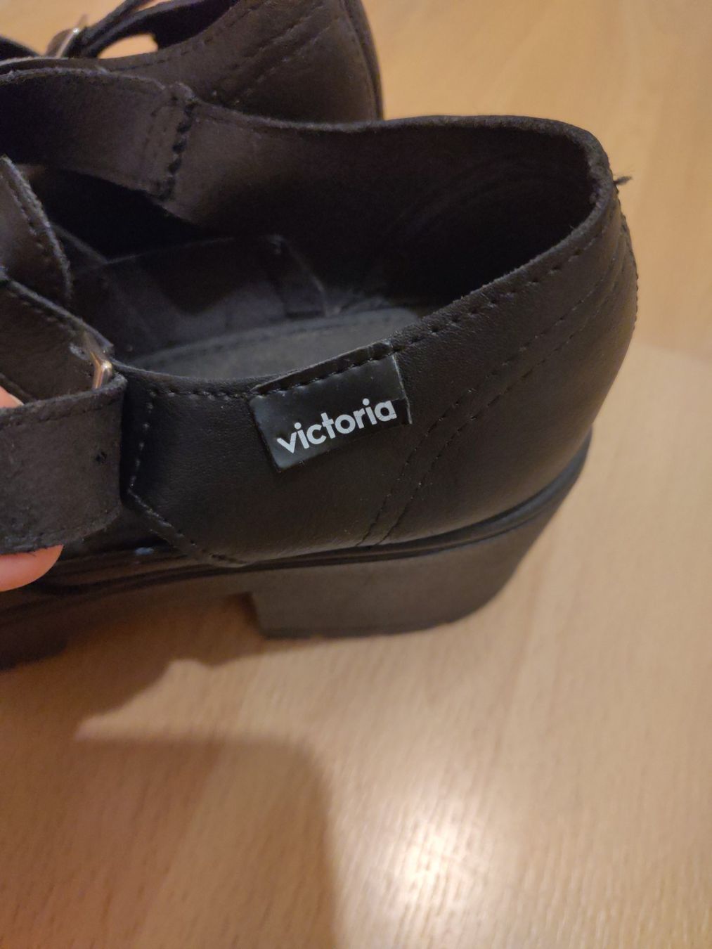 Victoria Scarpe da donna: Schwarze Schuhe mit Absatz – Usato da Luzern venduto da Carmen.Steiger 4