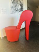 Stuhl in Form eines Pumps rot Kunstleder guter Zustand