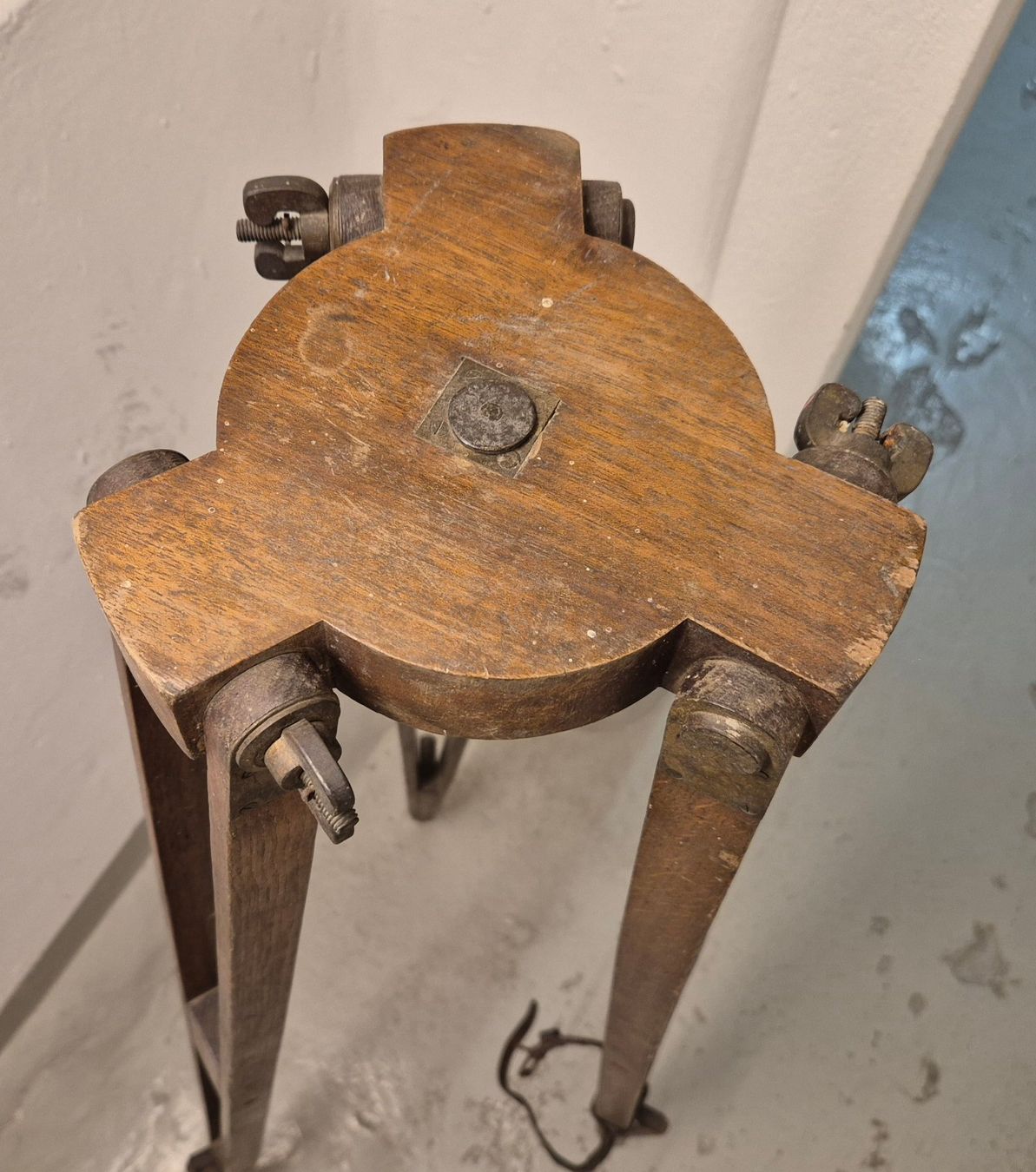 Treppiedi & Teste: Antikes Stativ als Lampenfuss – Usato da Luzern venduto da Louis-XVI 2