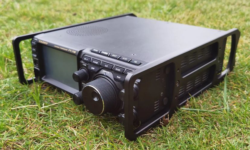 Funktechnik: Für Yaesu FT-710 Transceiver Schutzgiff-Halterung – Neu und originalverpackt aus St. Gallen von Radiomania-Schweiz