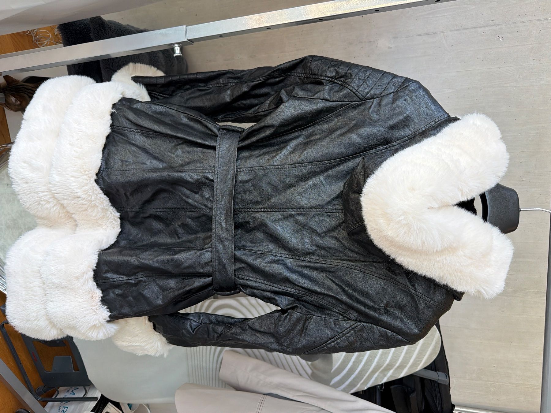 Giacche: Winter Jacke mit Kunstfell, schwarz, Grösse M – Nuovo e nell'imballaggio originale da Pfäffikon ZH venduto da MM8619 1