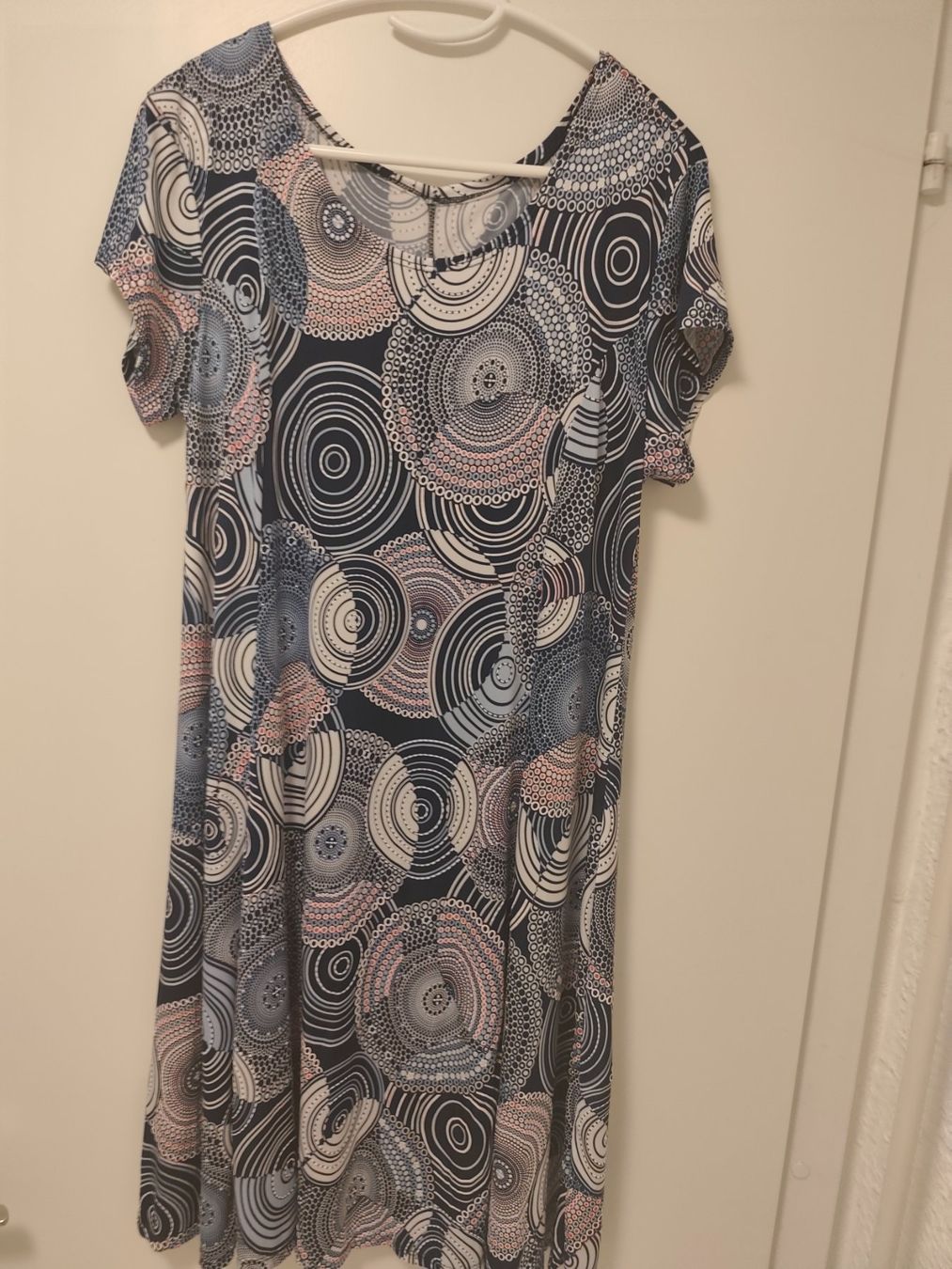 Vestiti: Kleid mit Muster, Gr. 44 neuwertig! – Nuovo (secondo la descrizione) da Eschenbach LU venduto da Orchi