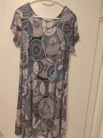 Kleid mit Muster, Gr. 44 neuwertig!
