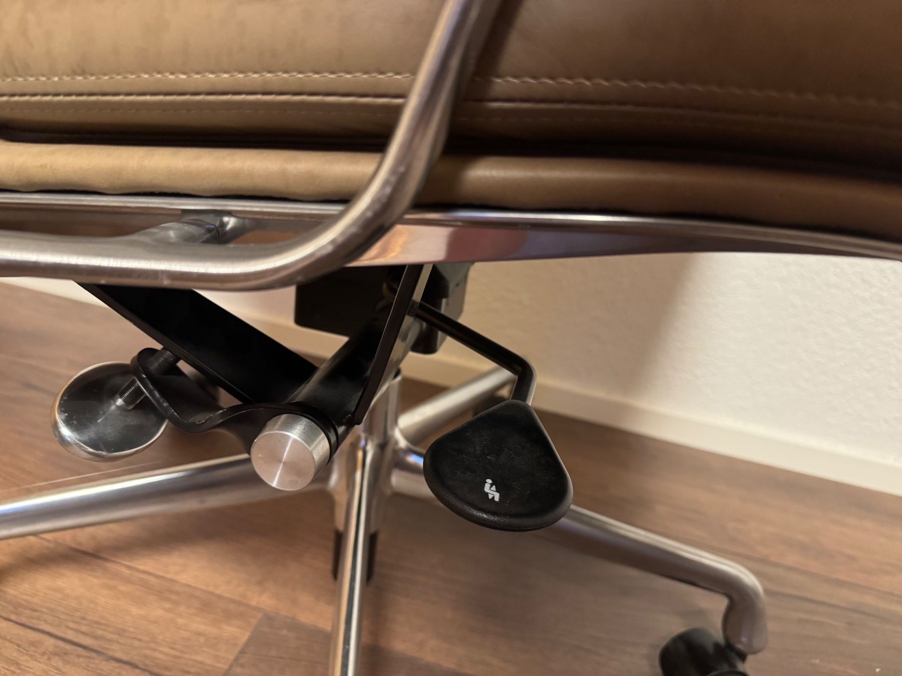 Eames Chaises: ORIGINAL VITRA EAMES SOFTPAD HIGHBACK STUHL TOP LEDER – D'occasion à Balterswil par MR_FEELGOOD 5
