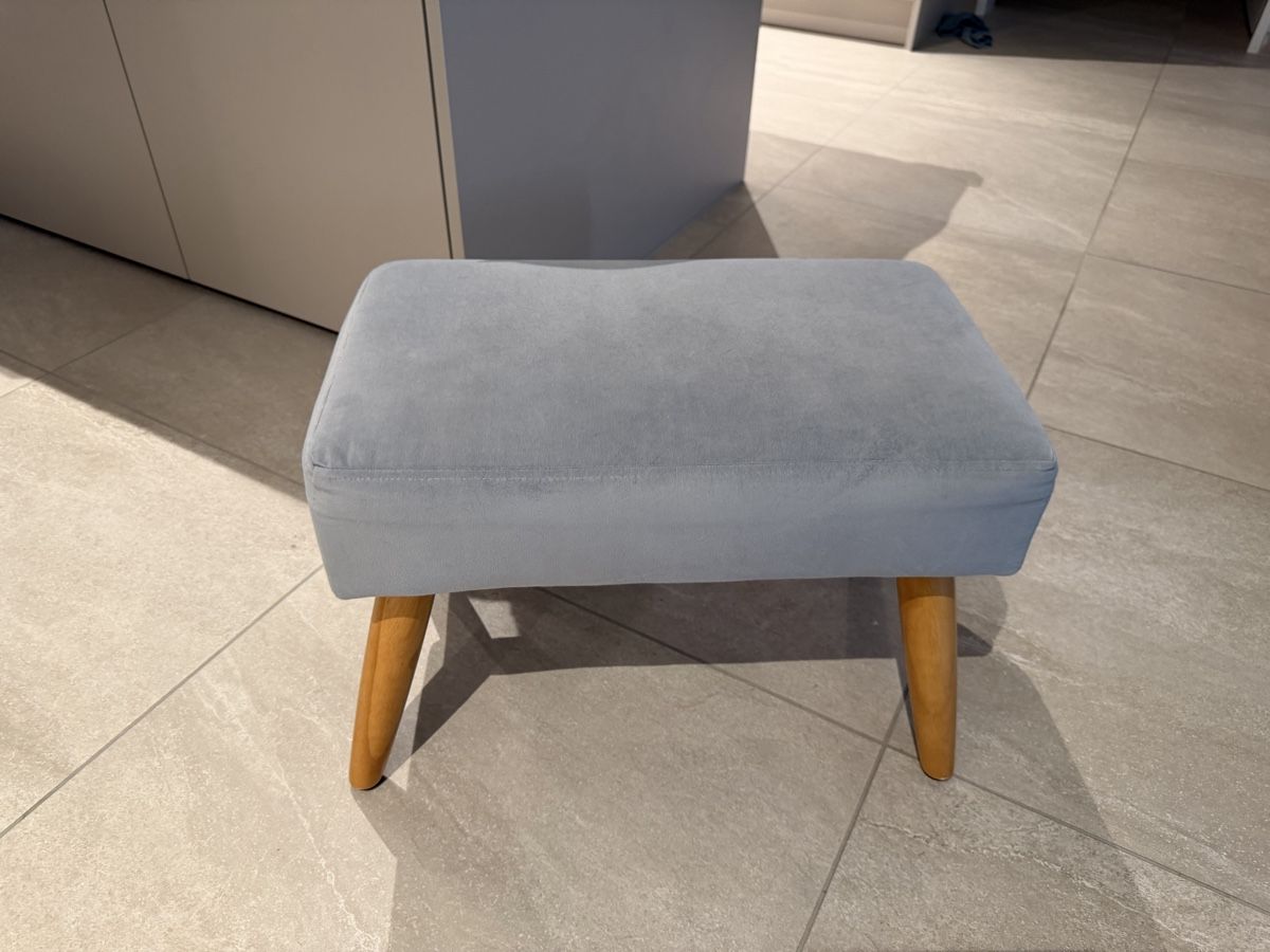 Sgabelli: Hocker hellgrau Holzbeine guter Zustand – Usato da Siglistorf venduto da demeyste 1