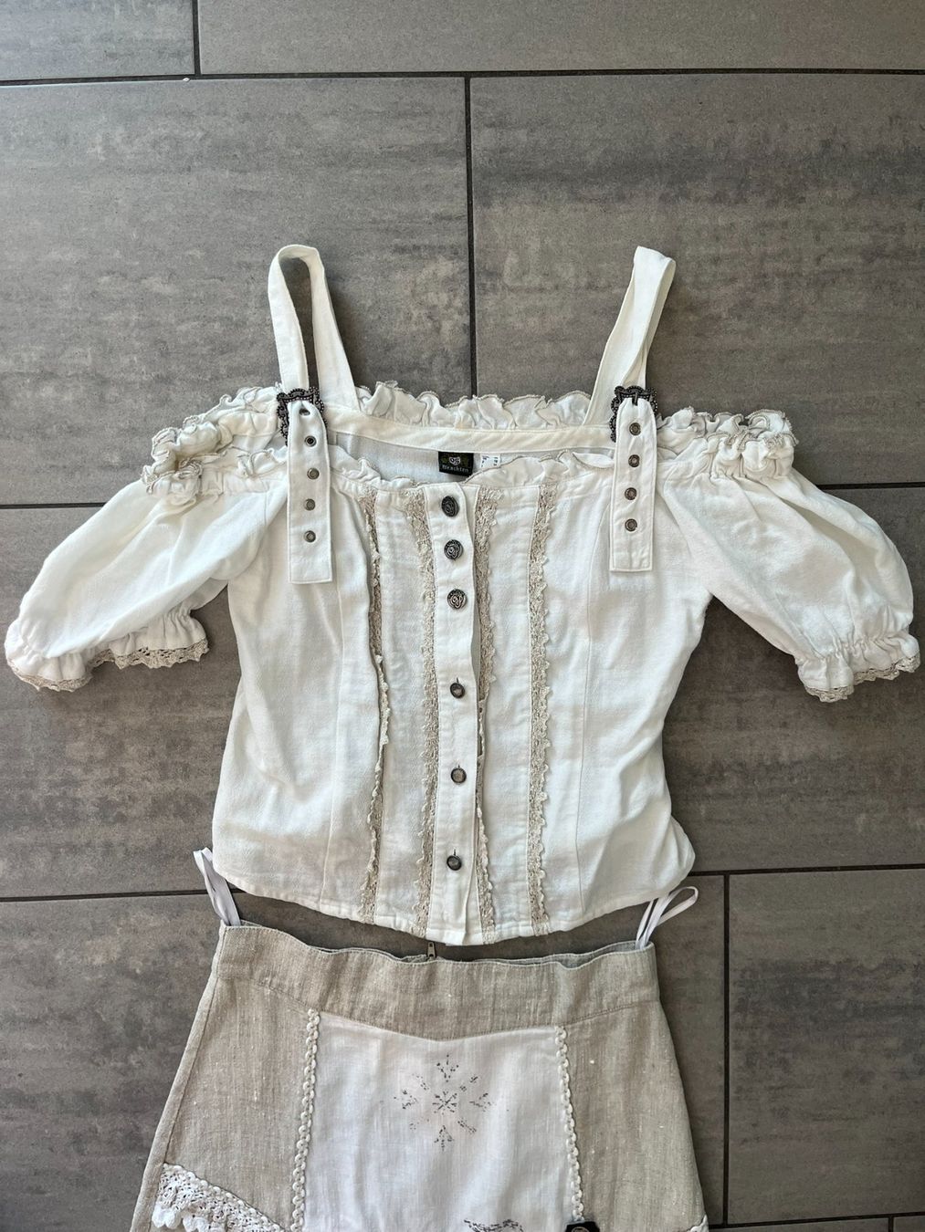 Costumi: OS Trachten Dirndl Set Beige Bluse + Rock – Usato da Otelfingen venduto da Denis_ZH 2