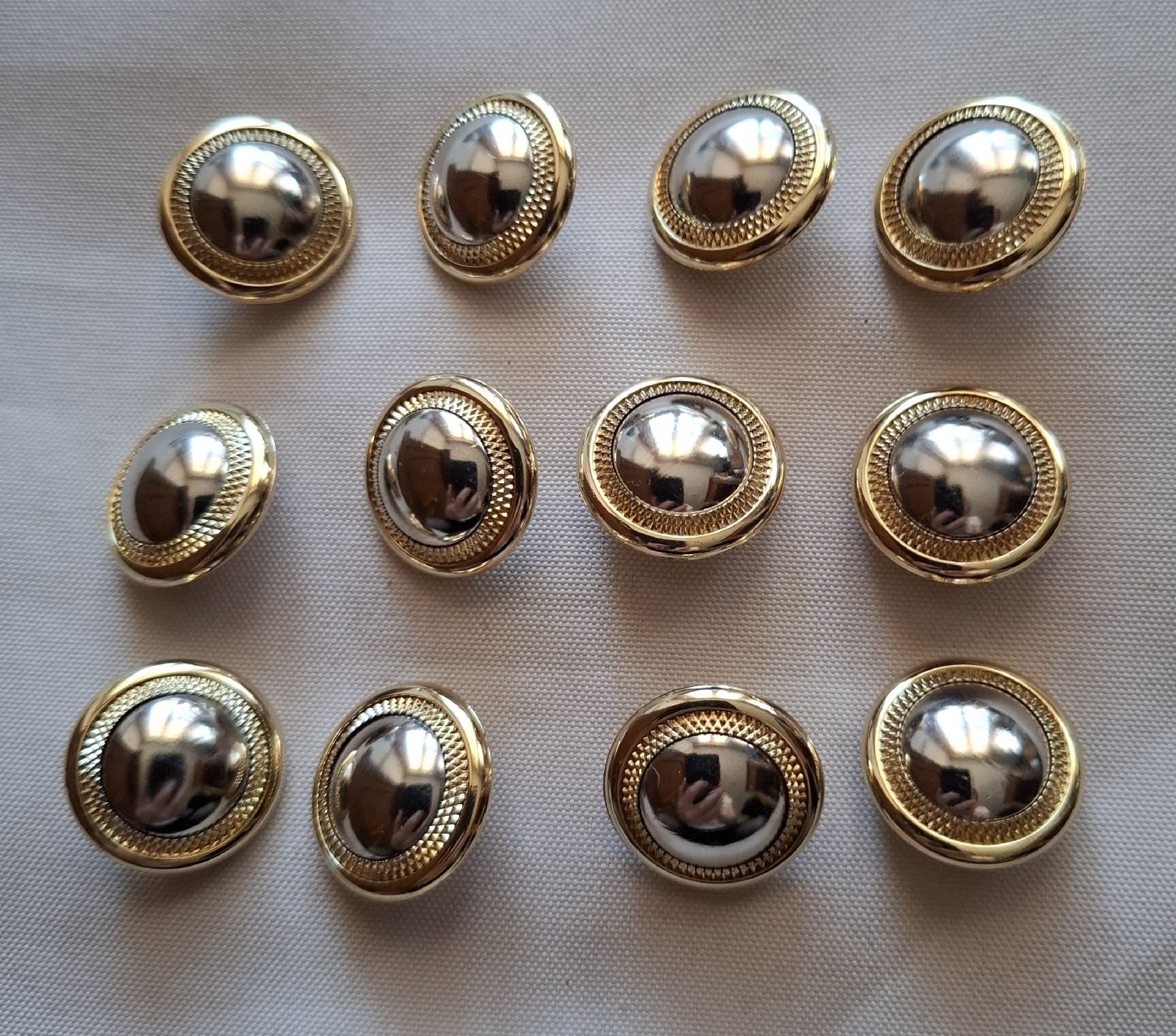 Bottoni: 12 goldfarbene Knöpfe, 20 mm. – Usato da Dietikon venduto da Hirschkopf