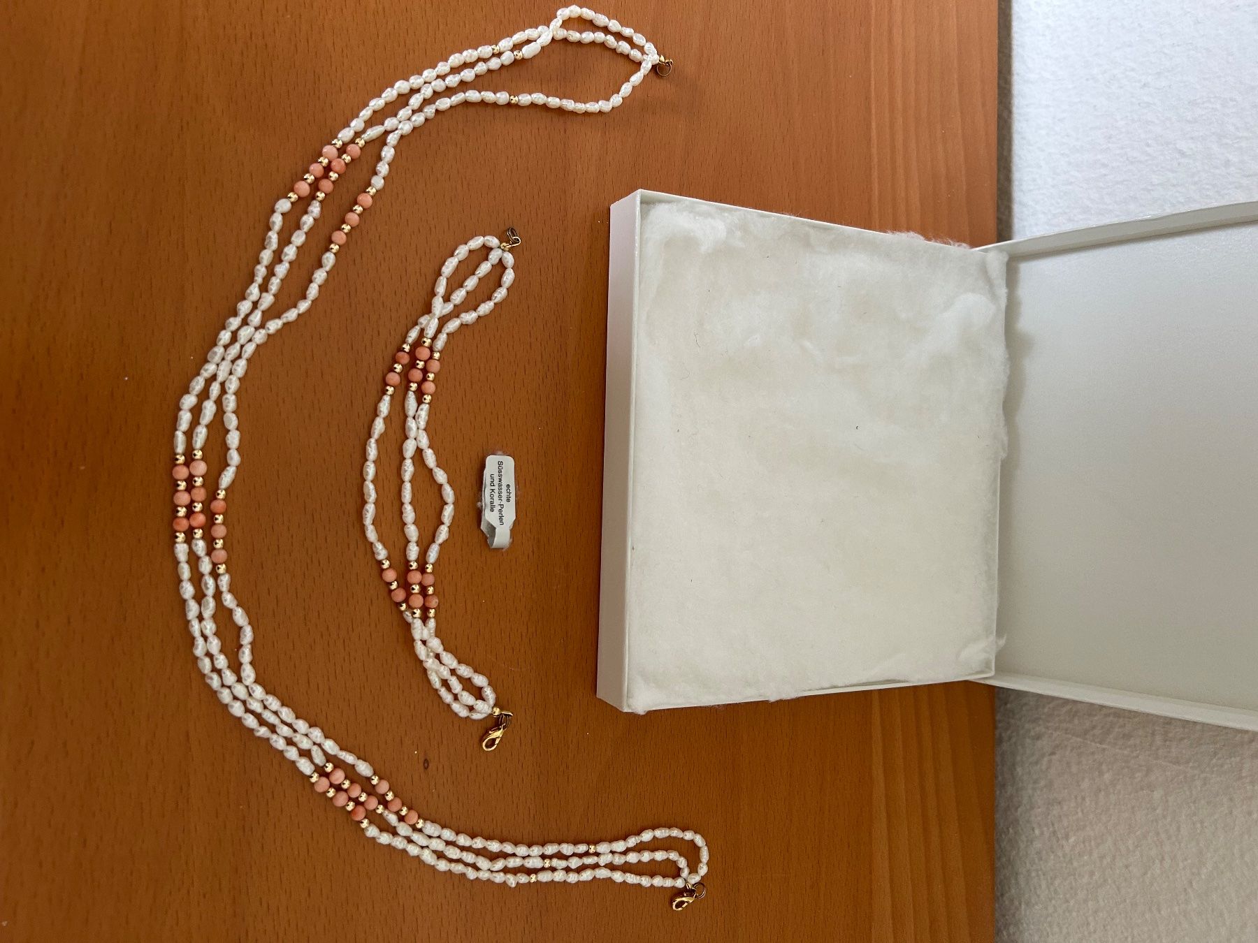 Altri gioielli: PERLENKETTE  und  ARMBAND   mit Koralle – Usato da Olten venduto da Pablo7