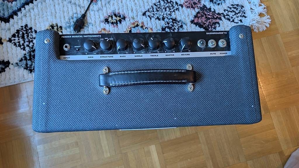 Amplificatori: Fender Bass breaker 15 avec câble de  branchement – Usato da Nyon venduto da and_hfg5 1