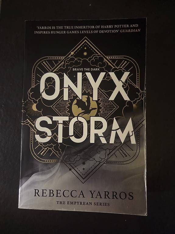 Libri: Onyx Storm  Rebecca Yarros – Usato da Bern venduto da deb_t8fl