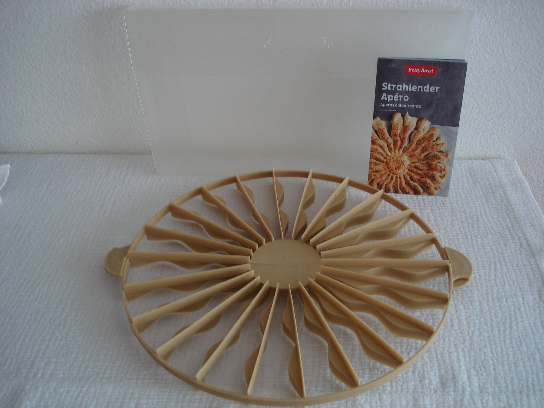 Betty Bossi Teglie da forno: Betty Bossi Ausstechform/Backform Apéro-Sonne, 36 cm – Usato da Regensdorf venduto da anna059