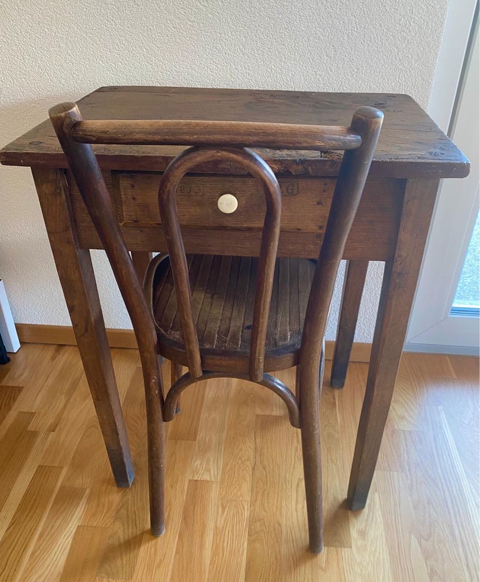 Tavoli: Antiker Tisch mit Stuhl – Usato da Obernau venduto da SIGGEW