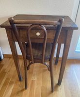 Antiker Tisch mit Stuhl