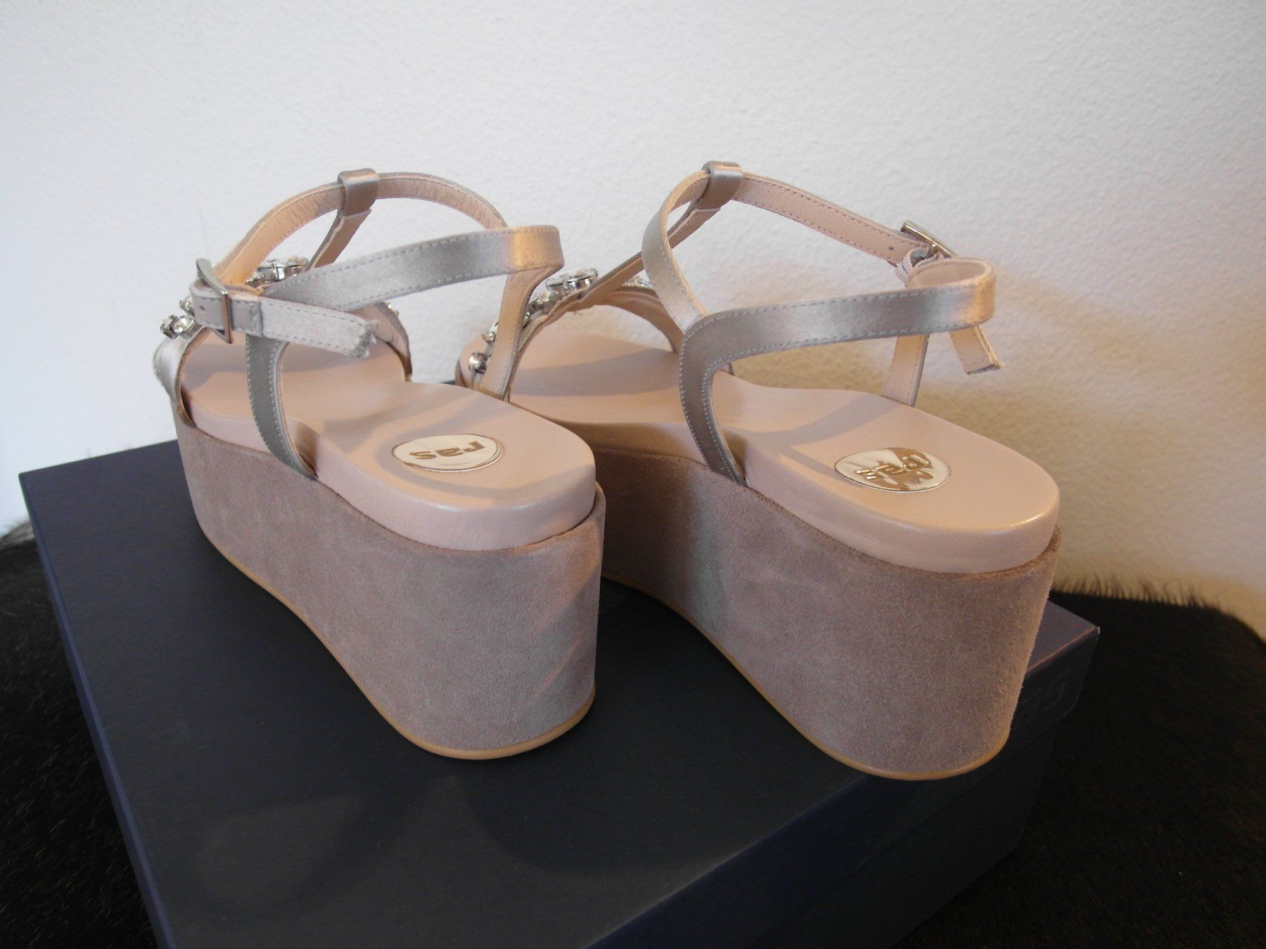 Scarpe da donna: RAS Plateausandalen hellgrau 36 – Nuovo e nell'imballaggio originale da Luzern venduto da schuhparadies159 2