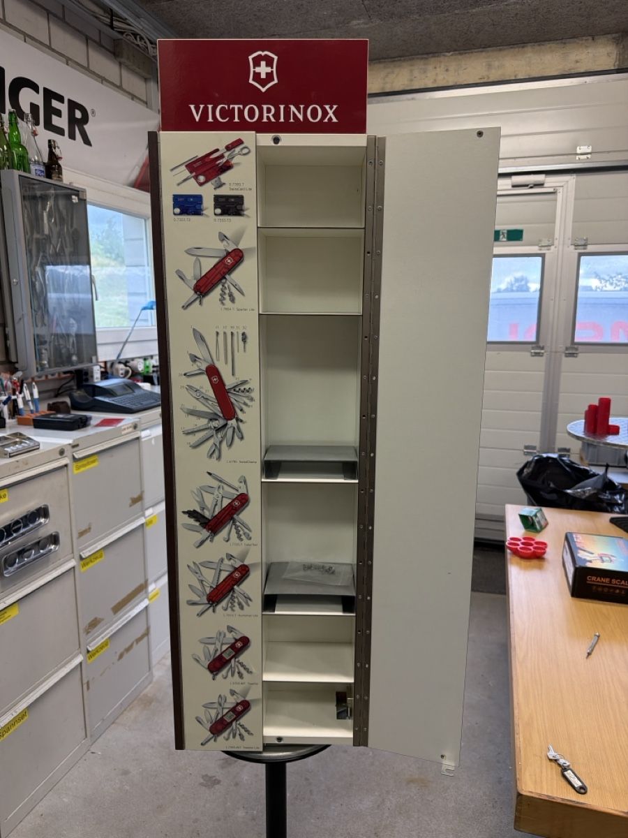 Victorinox Coltelli tascabile: Victorinox Taschenmesserverkaufsständer – Usato da Rütschelen venduto da Pemaru 5