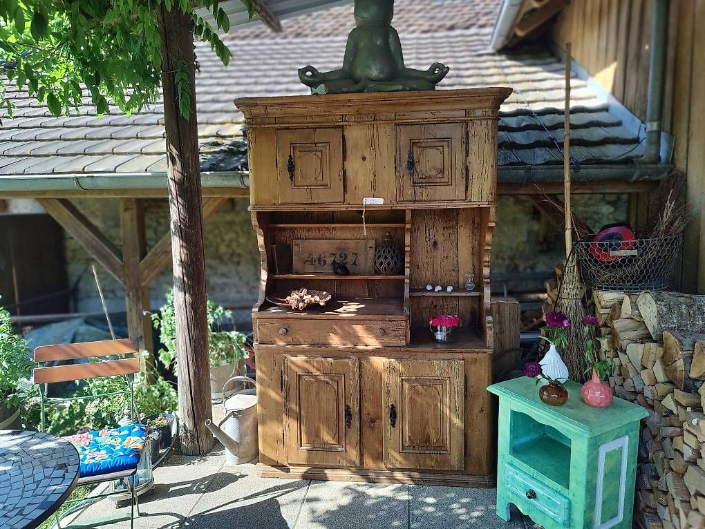 Büffets: Wunderschönes altes Tannenholzbuffet – Gebraucht aus Basel von Metallier 3
