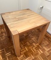 Massiver quadratischer Holztisch