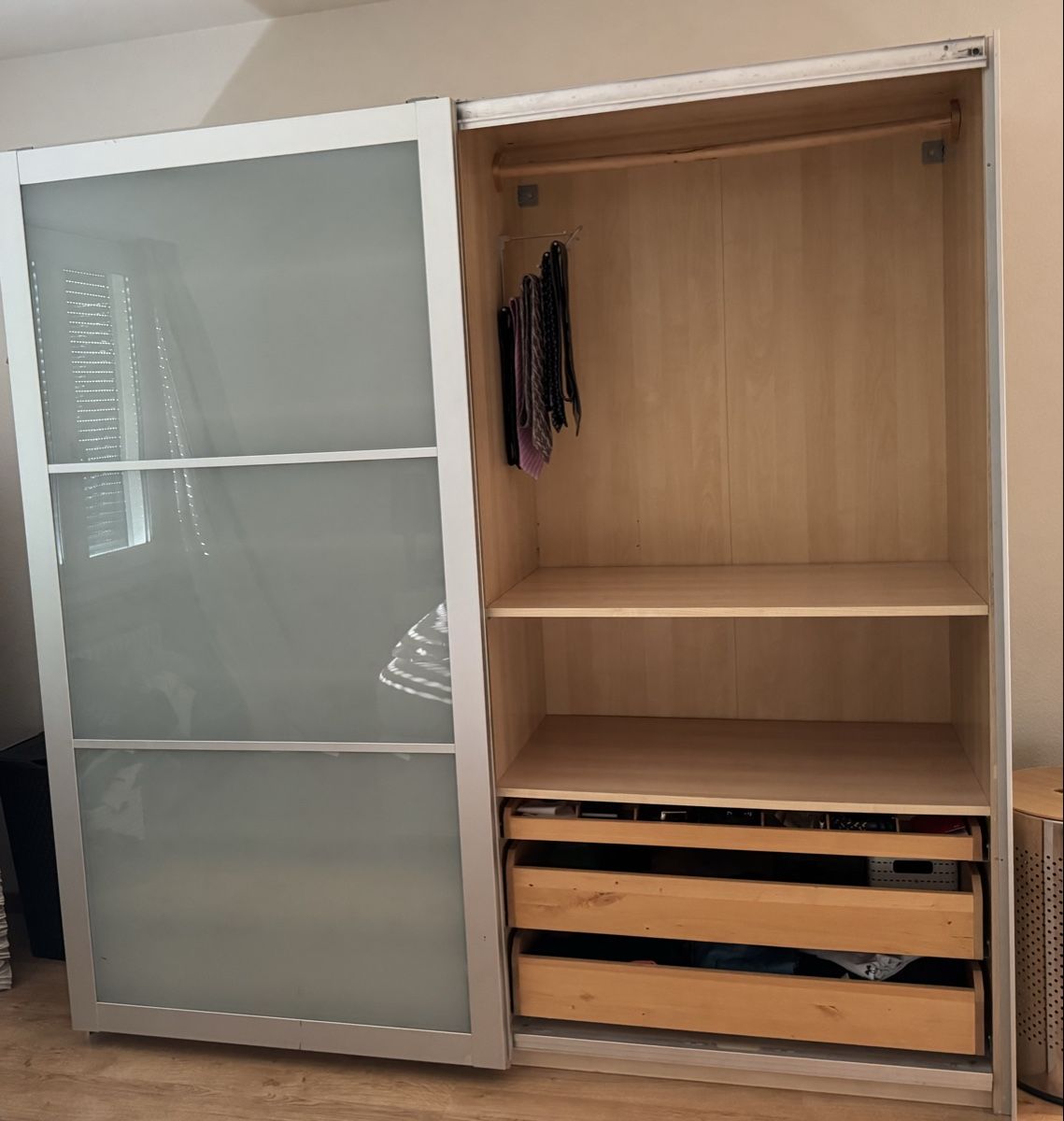 Pax Ikea Schiebetüren Schrank Milchglas (Gebraucht) in Meilen für CHF 11 – nur Abholung auf Ricardo kaufen