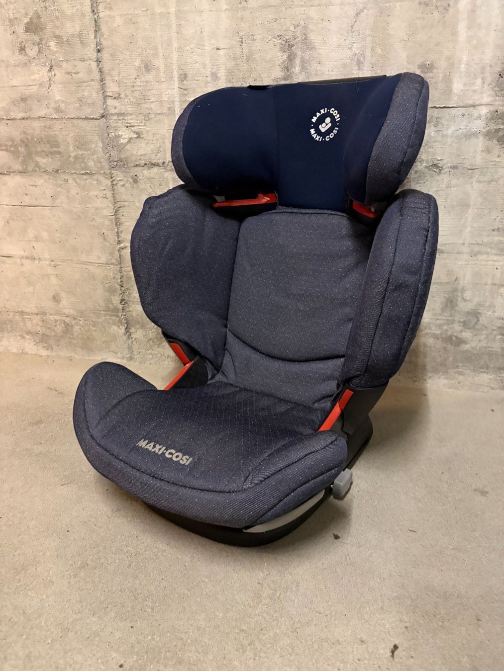 Maxi-Cosi Auto-Kindersitze: Maxi Cosi Kindersitz mit Docking Station – Gebraucht aus Ortschwaben von Zopilote