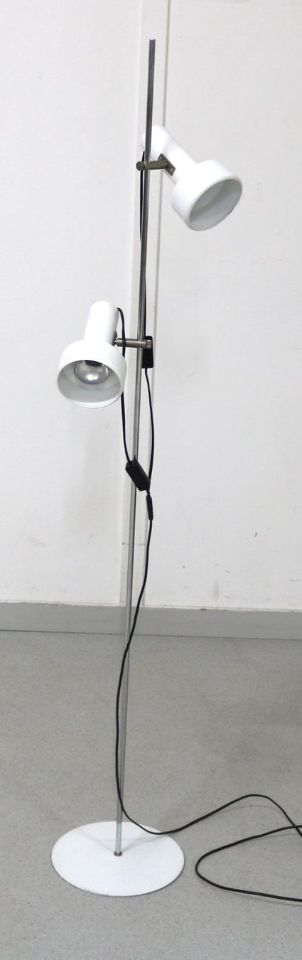 Lampade: Weisse Stehlampe mit zwei Spots – Usato da Volketswil venduto da brockipfannenstil