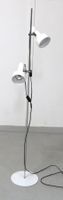 Weisse Stehlampe mit zwei Spots