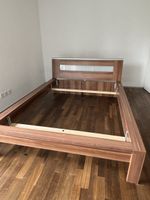Bettgestell Nussbaum Optik mit Nachttisch gebraucht 140cm