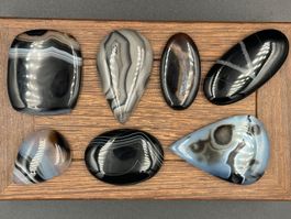 Set aus 7 Cabochons, 100g gebänderter schwarzer Achat