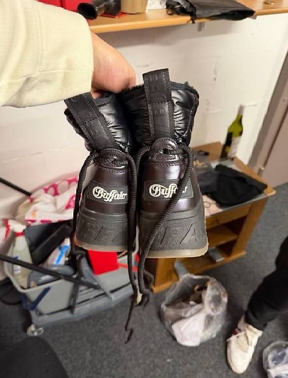 Buffalo Damenschuhe: Bottes Buffalo London à plateforme – Gebraucht aus Villars-sur-Ollon von and_y6lm 2