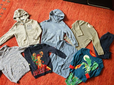 Kleiderpaket Gr.110 mit Pyjama und Kapuzenjacke