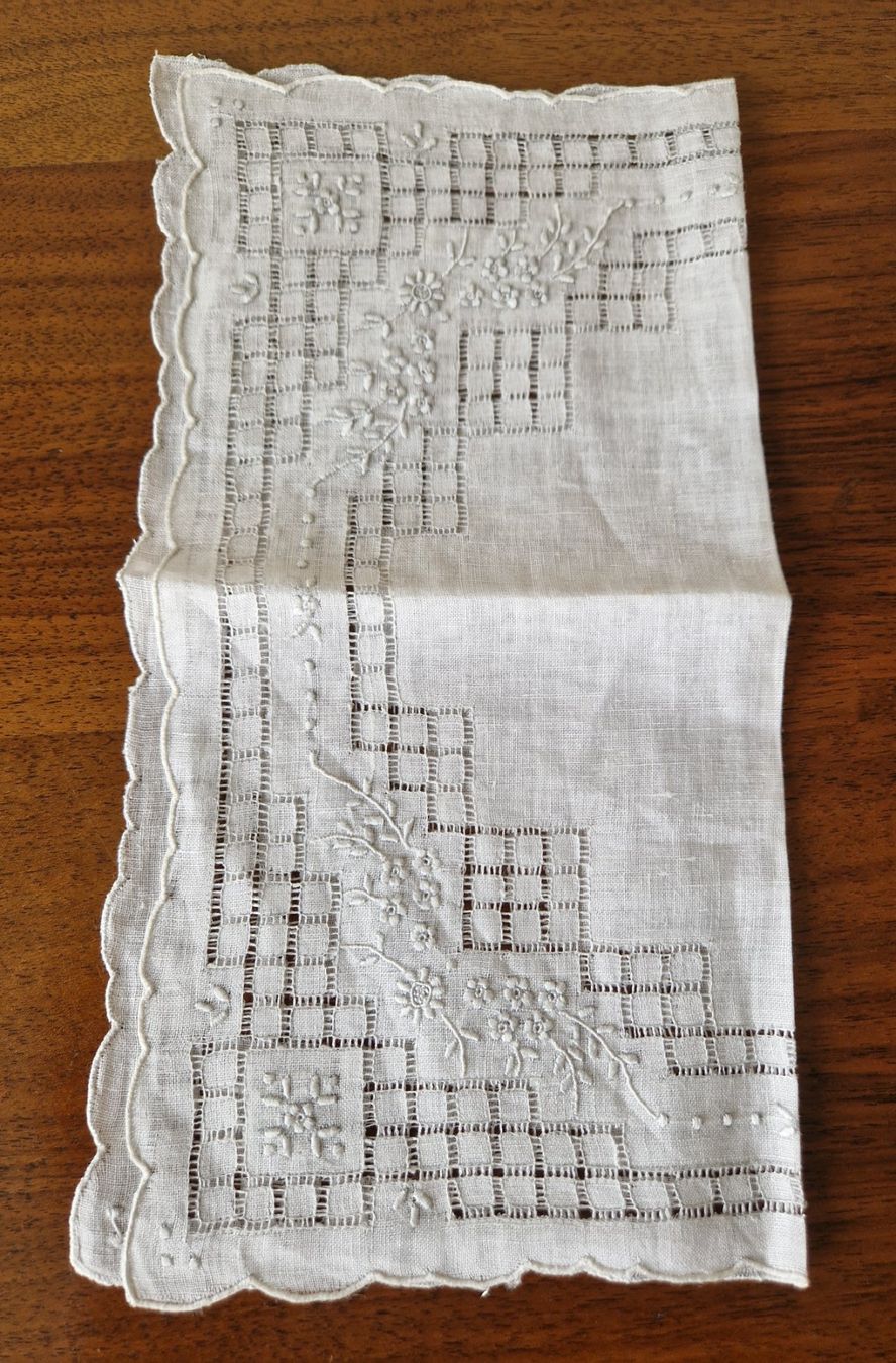 Sonstige Kleidung & Accessoires: Taschentuch mit Stickerei – Neu (gemäss Beschreibung) aus Bern von Antikbatik 2