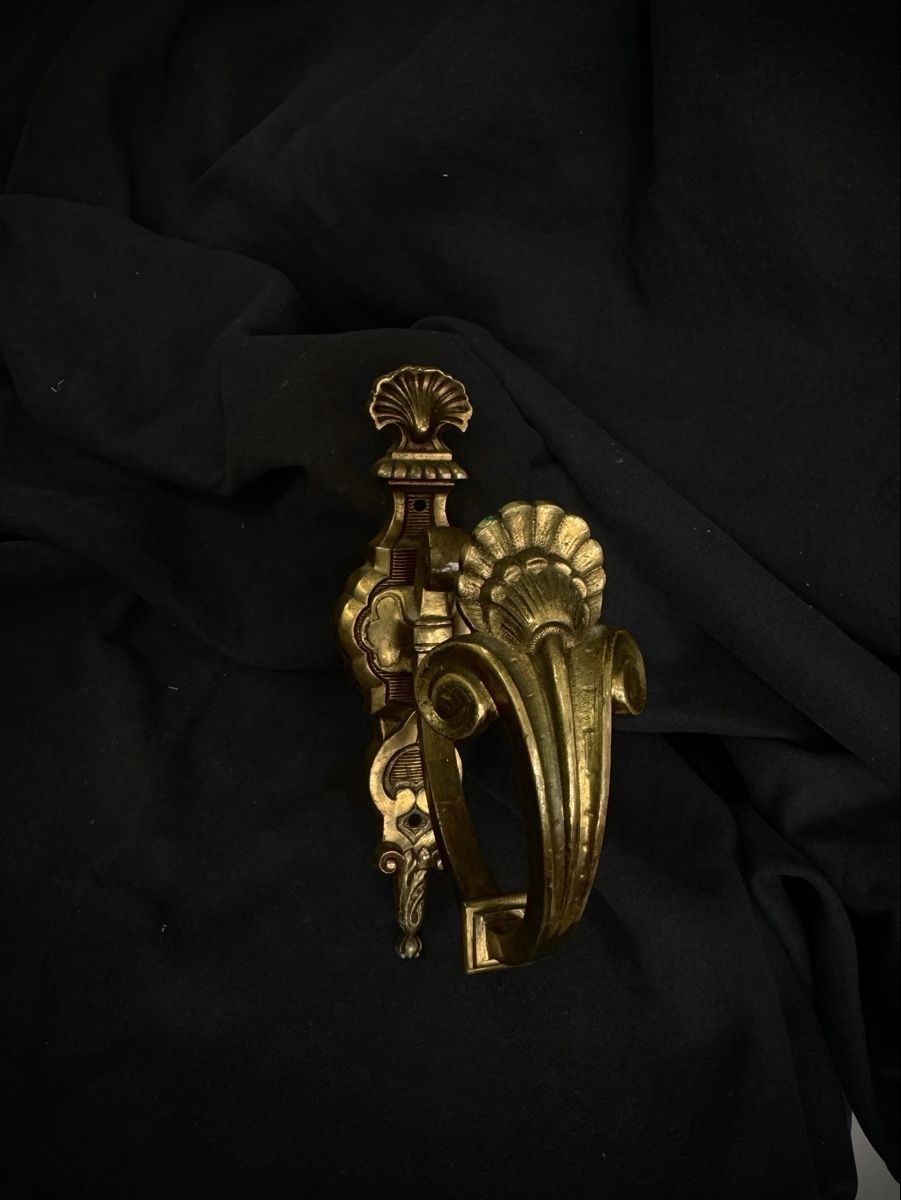 Eisenwaren: Antique Brass Wall Hook Ornate Shell Design – Gebraucht aus Bern von nkink