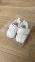 Chaussures pour bébé rayées blanc et gris neuf taille 6/12 m