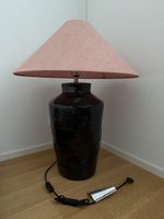 Keramik Tischlampe schwarz mit rosa Schirm aus Leinen