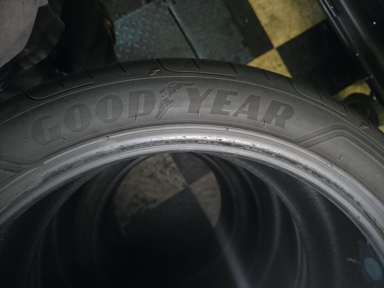 Altro in Scrittura & Disegno: 275/40 R21 – Usato da Vuadens venduto da autosolutionsvuadens 1