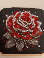 Schmuckdose mit Strass-Rose, neuwertig, ideales Geschenk