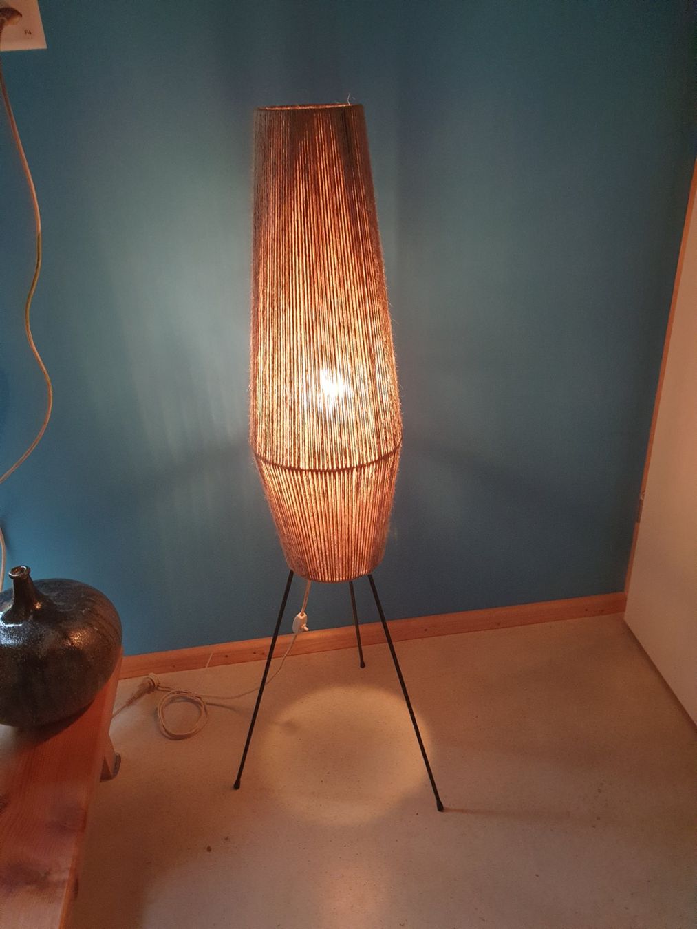 Lampade: Tripod Floorlamp a50iger Jahre – Usato da rebstein venduto da spacy73