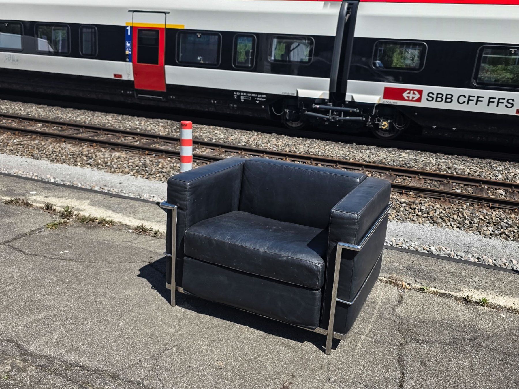 Sessel: Designsessel kubisch - Leder, Chromstahl - Ref. 05/64 – Gebraucht aus Au ZH von BrockiAu 1