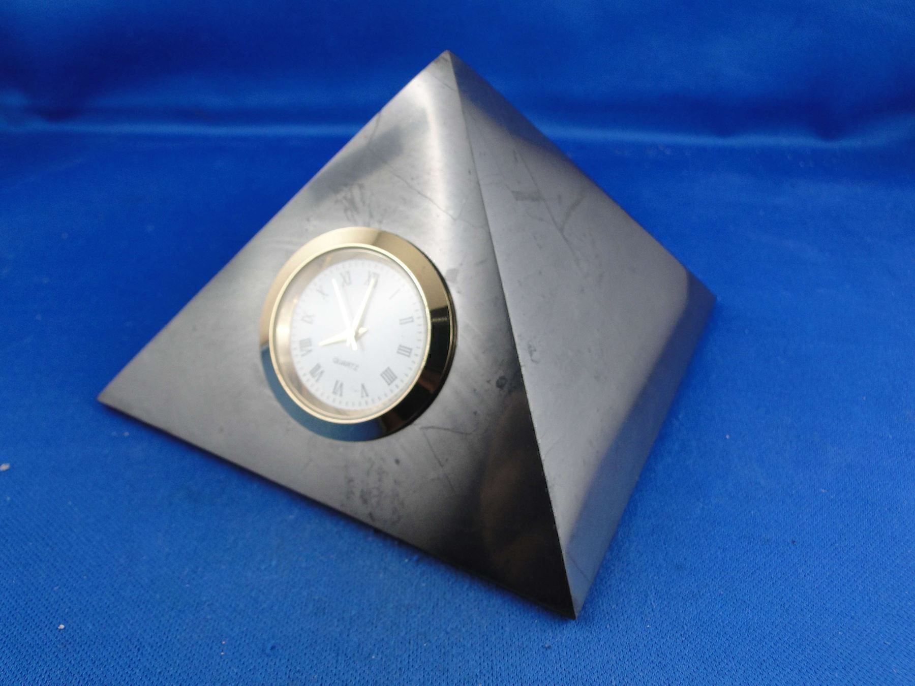 Minerali & Pietre curative: Shungit-Pyramide mit Uhr – Usato da Schinznach Bad venduto da Demerald 1