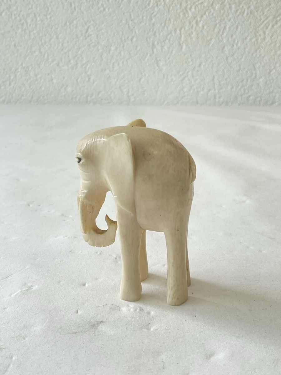 Figurines: Ancien éléphant sculpté  – D'occasion à Malleray par Robot12 1