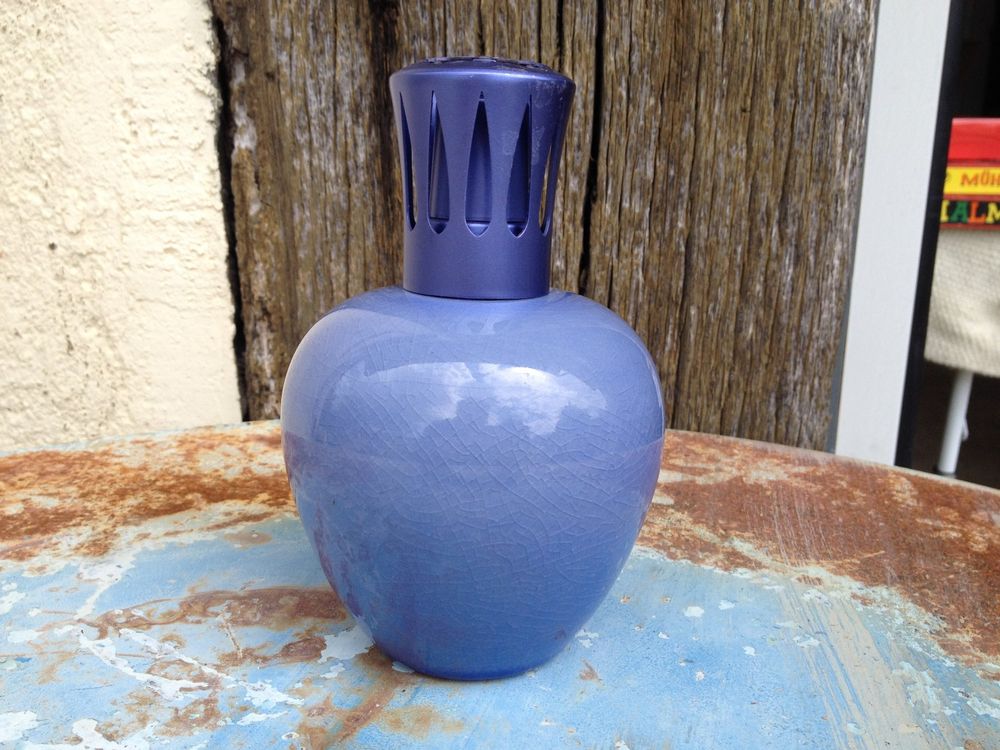 BERGER : lampe Berger en porcelaine de couleur bleue à d…