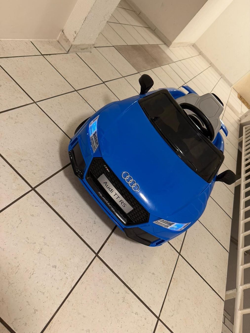 Veicoli per bambini: Audi TT RS Kinder Elektroauto blau – Usato da Kloten venduto da Armada-Rijeka