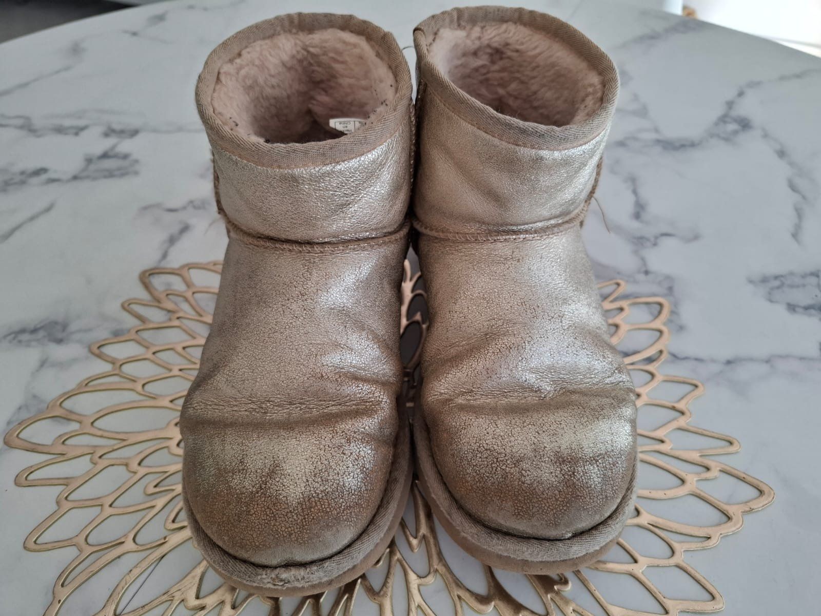 Ugg Scarpe per ragazze: UGG Kinder Stiefel, goldfarben, Gr. 36 – Usato da Massagno venduto da Michaela.F 3